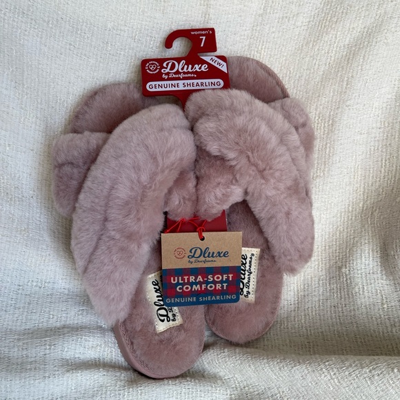 NWT. Dluxe by Dearfoam pink Genuine Shearling Criss Cross Top Slide On Slippers - Picture 8 of 11
